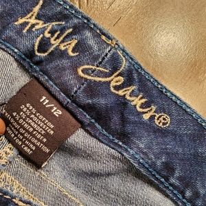 Ariya Jeans